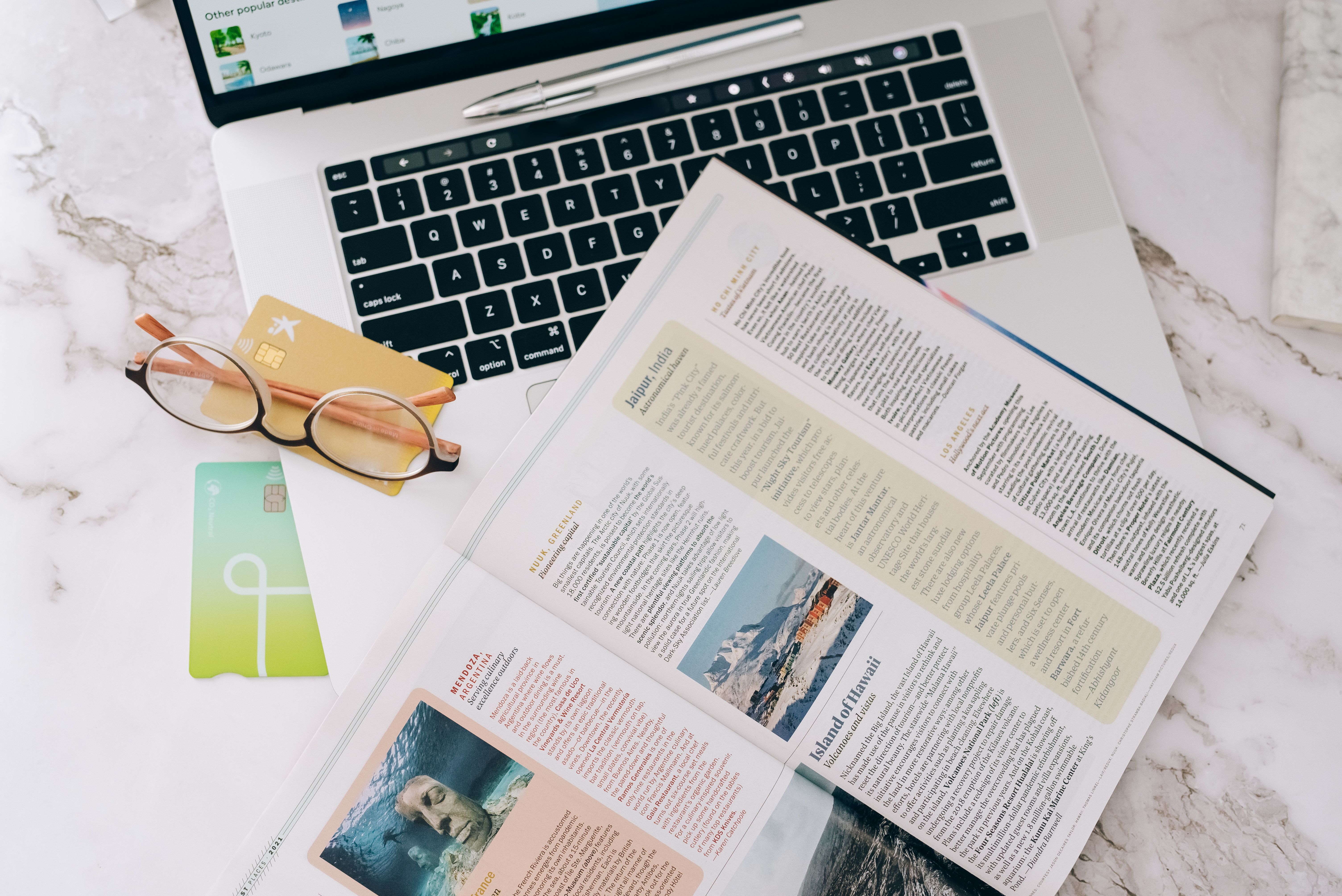 Magazine éditorial ouvert sur un bureau avec ordinateur portable, illustrant un partenariat rédactionnel
