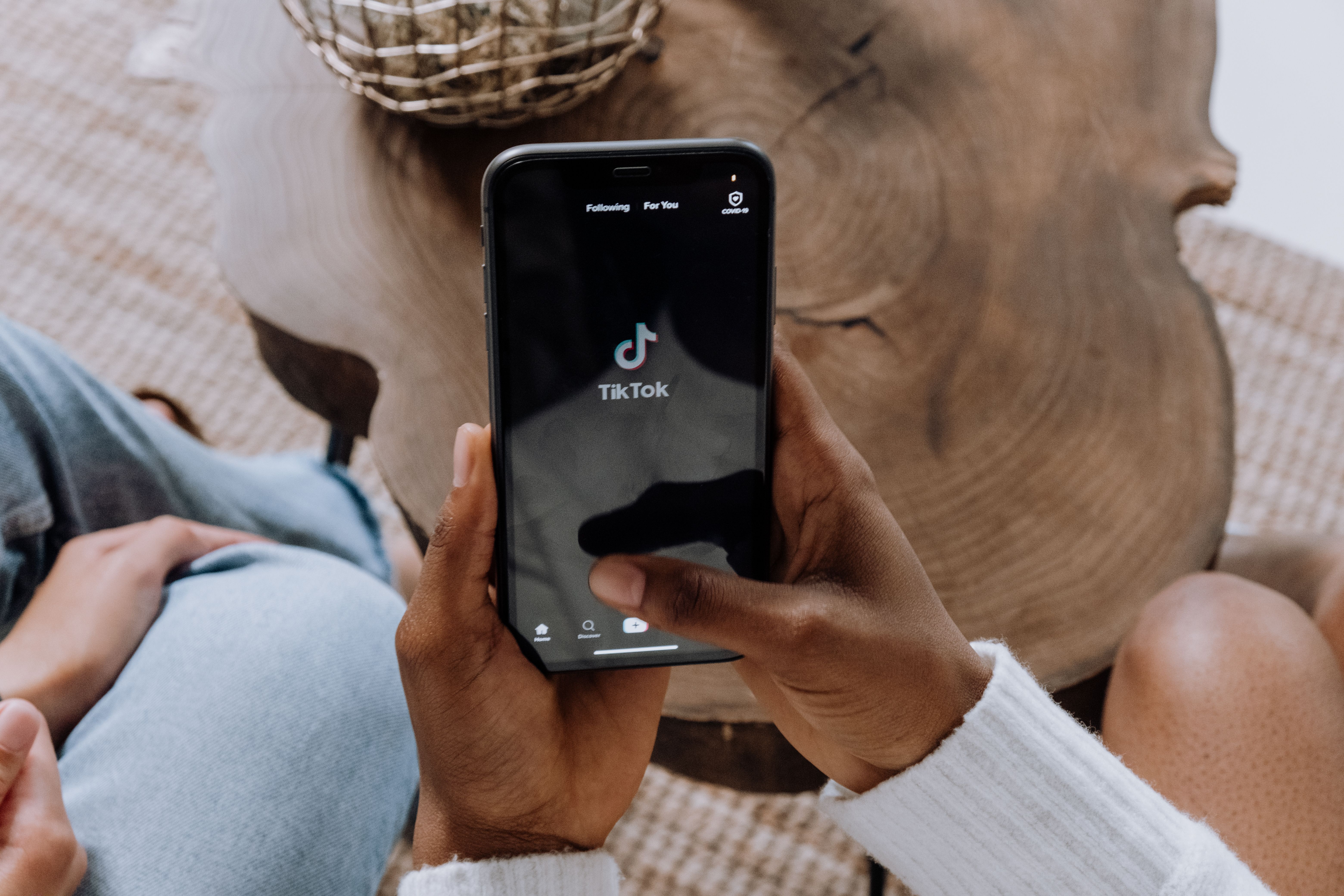 Personne tenant un smartphone affichant l'application TikTok
