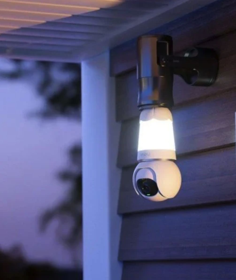 Caméra connectée Imou surveillant une pièce