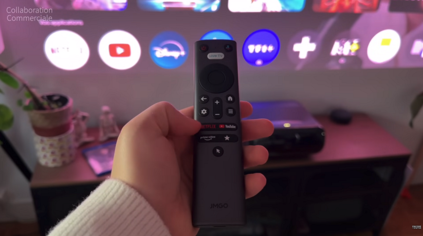 Vidéoprojecteur JMGO O2S projetant une image sur grand écran