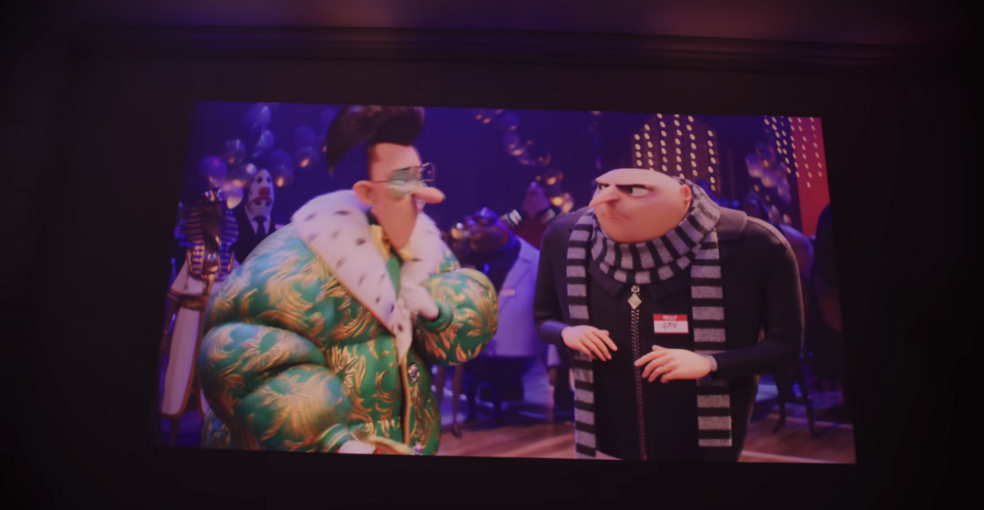 JMGO O2S projetant un film en soirée