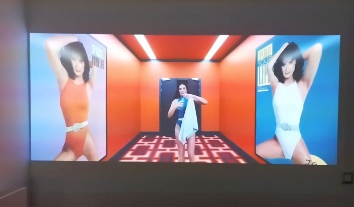 Life-size projected content with the JMGO PicoFlix in a living room