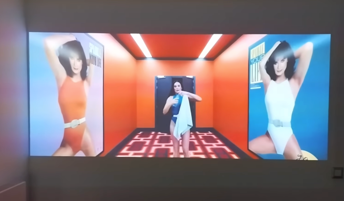 Contenu projeté grandeur nature avec le JMGO PicoFlix dans un salon