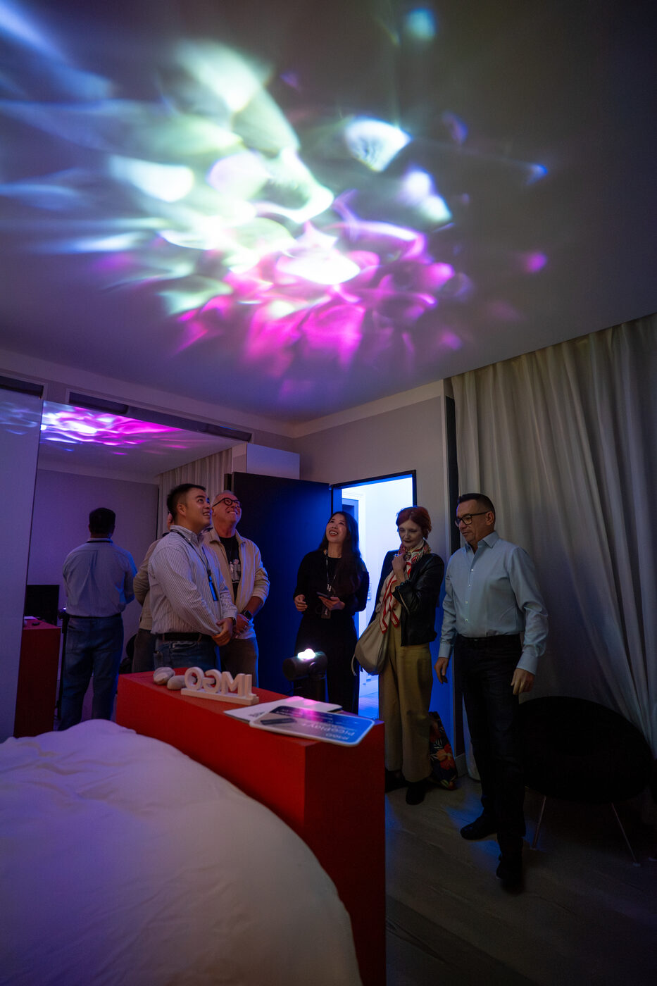 Vidéoprojecteur portable JMGO en démonstration dans un salon