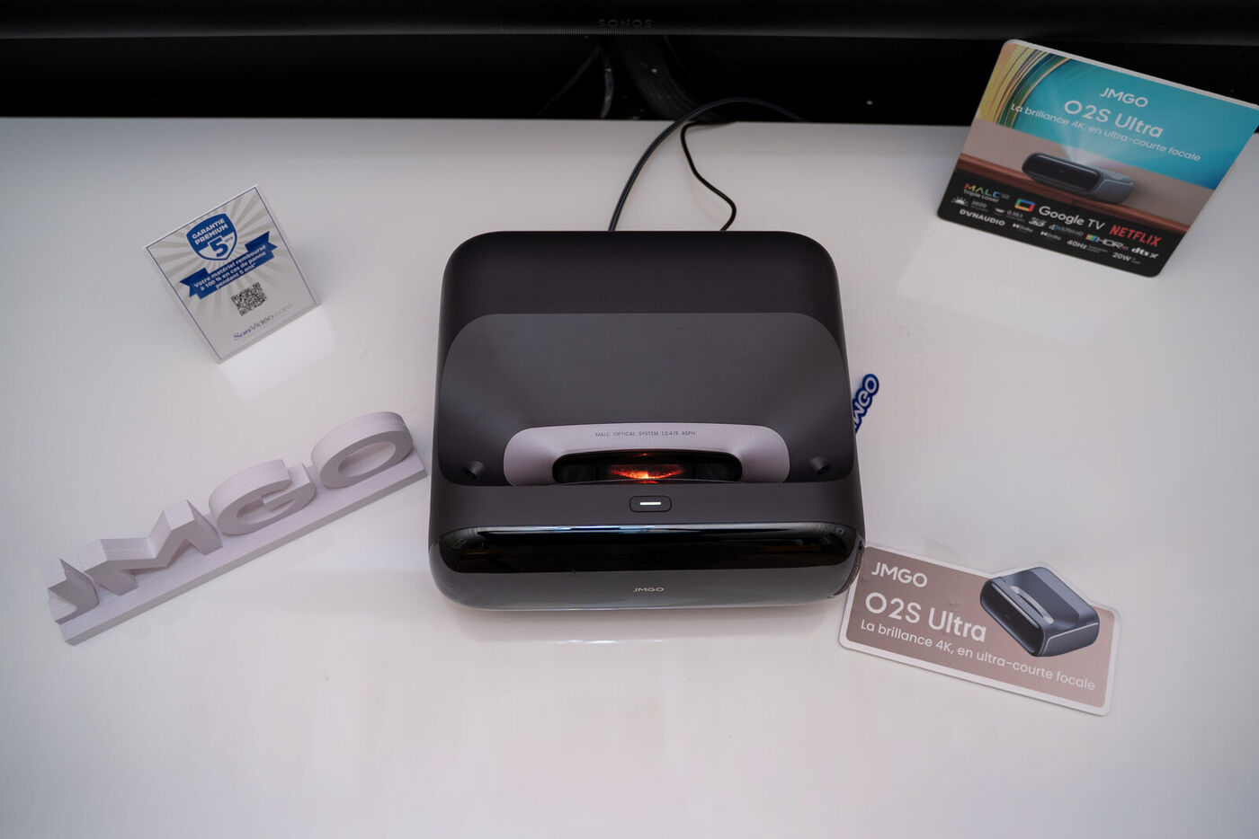 Portable JMGO projector in nomadic use