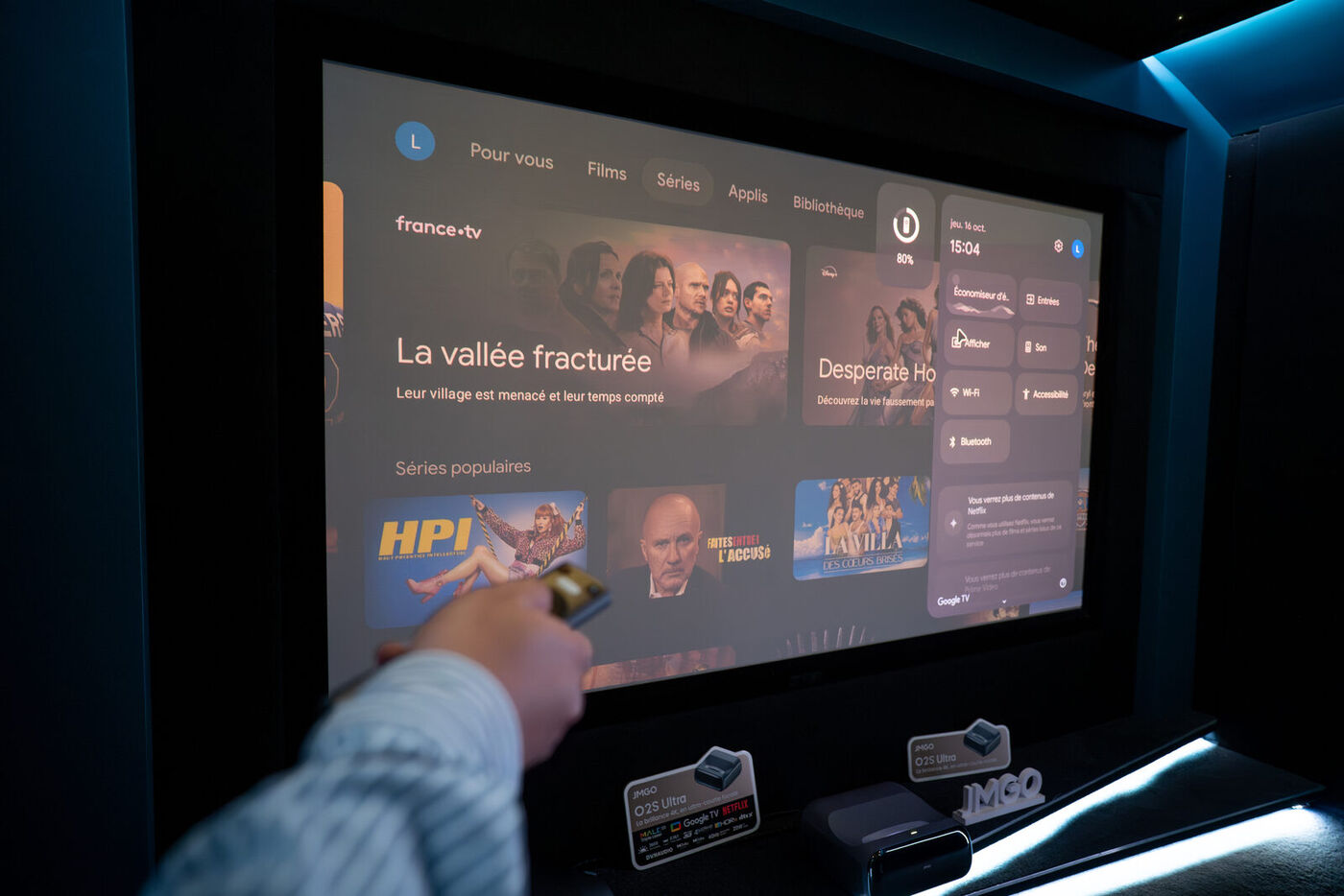 Vidéoprojecteur JMGO en situation lifestyle le soir