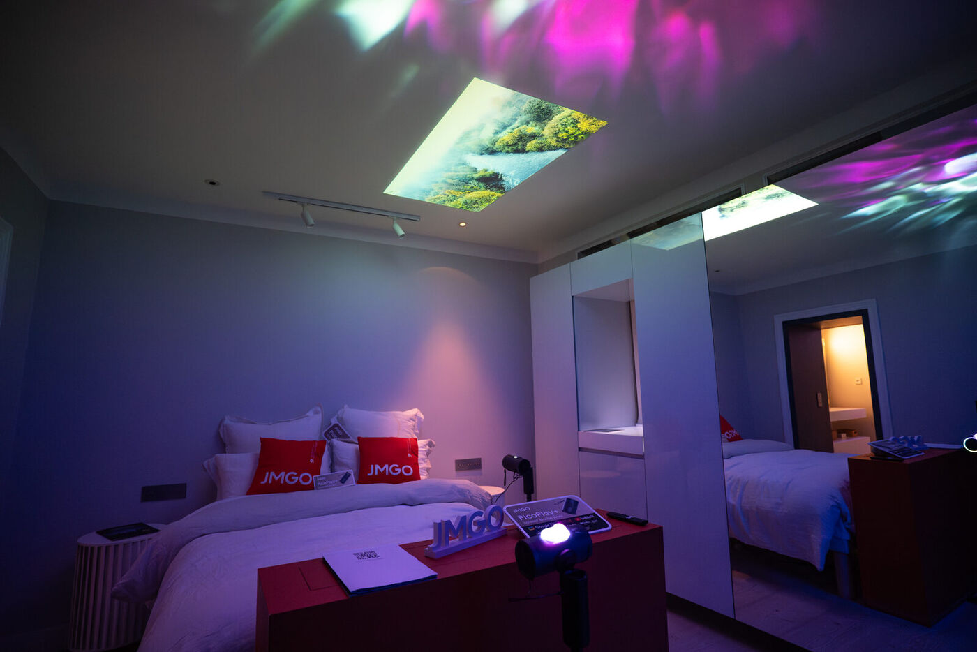 Press image of the JMGO projector
