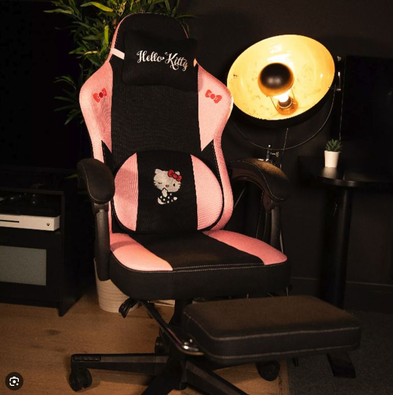 Créateur utilisant un accessoire gaming Konix