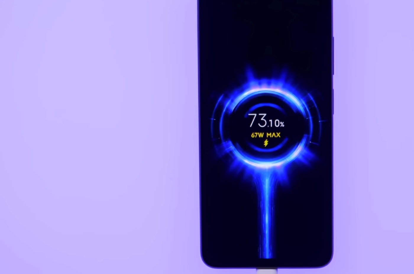 Smartphone POCO F4 GT tenu en main par un créateur