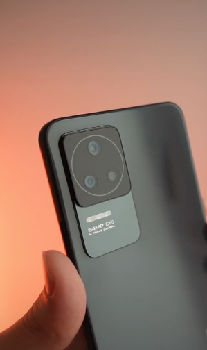 Gros plan sur l'écran du smartphone POCO F4 GT