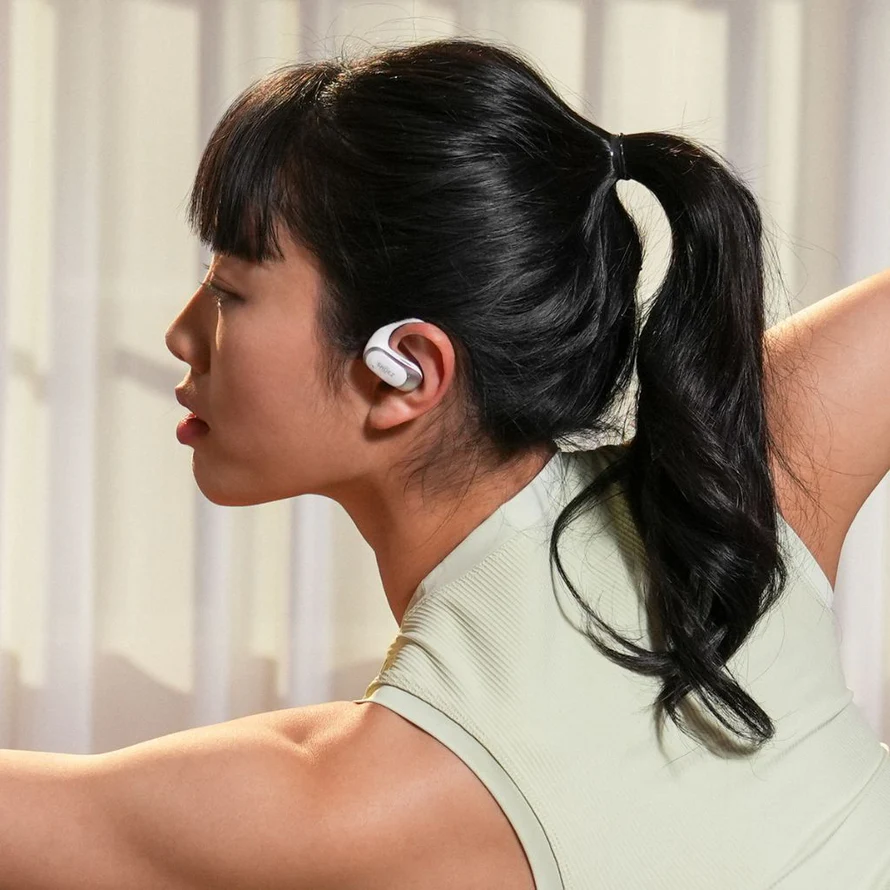 Créatrice portant les écouteurs open-ear Shokz OpenFit