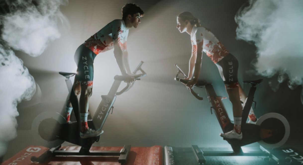 Cycliste pédalant sur le home trainer connecté Zycle en intérieur
