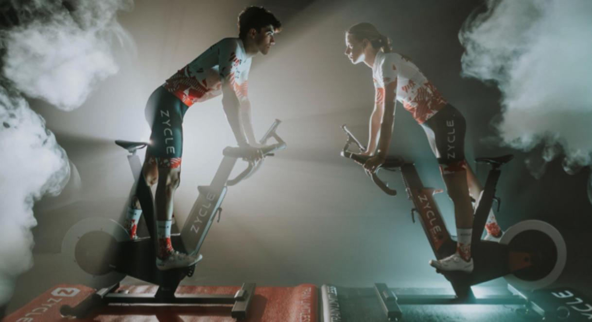 Cycliste pédalant sur le home trainer connecté Zycle en intérieur