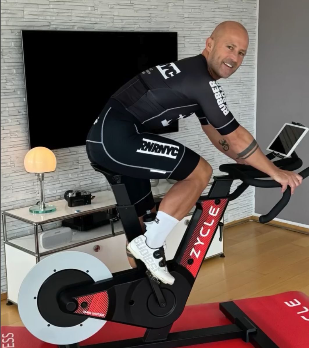 Créateur pédalant sur le home trainer connecté Zycle ZBike 2.0