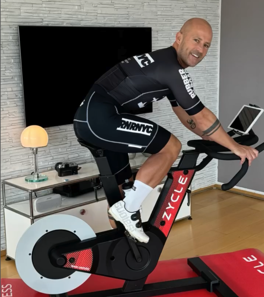Créateur pédalant sur le home trainer connecté Zycle ZBike 2.0