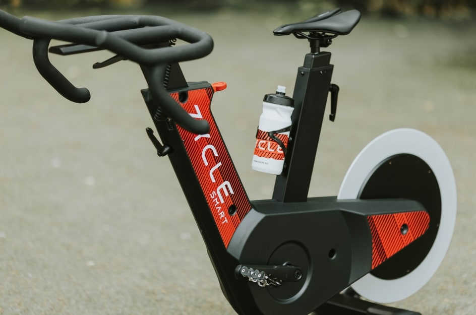 Home trainer connecté Zycle installé dans un salon